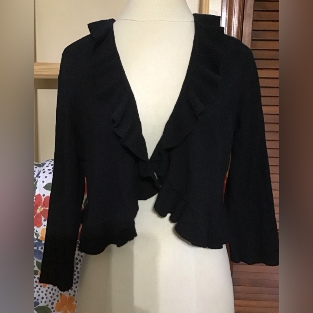 Women’s size large jones new york short cropped black ruffled sweater